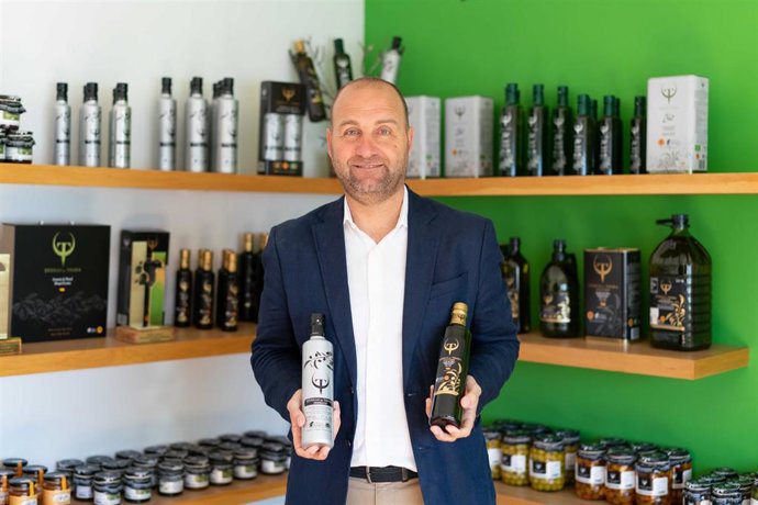 El responsable de Oleofer muestra algunos de sus aceites de oliva.