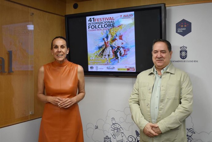 La alcaldesa en funciones de Ciudad Real, Eva María Masías, y el presidente del grupo Mazantini, Jesús Carlos Cantero, en rueda de prensa.