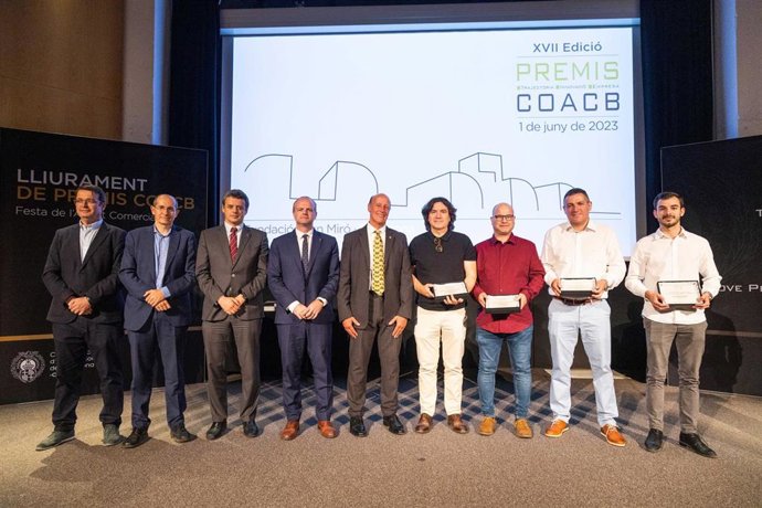 Los premiados por el COACB