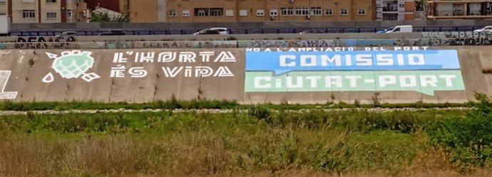Imagen de la pintada en favor de la protección de la huerta y en contra de la ampliación del Puerto de Valncia.
