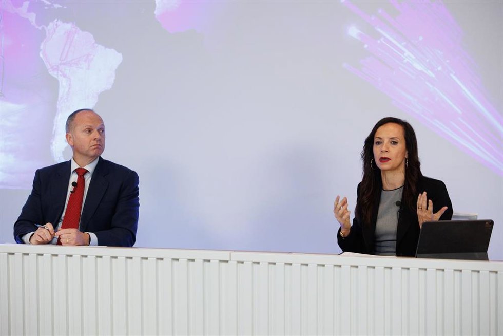 Archivo - El consejero delegado de Redeia, Roberto García Merino, y la presidenta de Redeia, Beatriz Corredor, durante una rueda de prensa para presentar los resultados financieros del ejercicio 2022 de Redeia, en su sede, a 28 de febrero de 2023, en Ma
