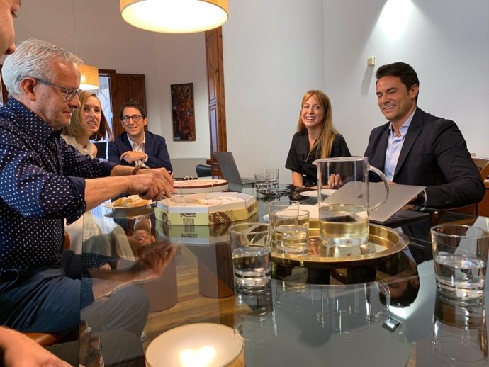 El conseller de Modelo Económico, Turismo y Trabajo en funciones, Iago Negueruela, con responsables de Ryanair y de la Asociación de de panaderos y pasteleros de Baleares