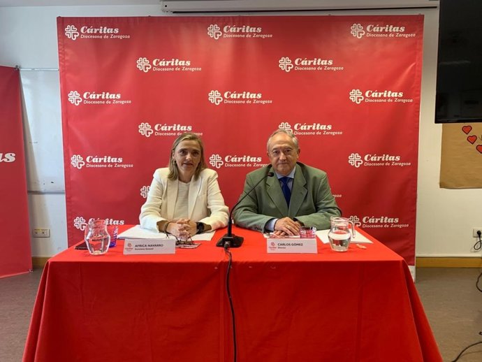 El director de Cáritas Zaragoza, Carlos Gómez, y la secretaria general, África Navarro.