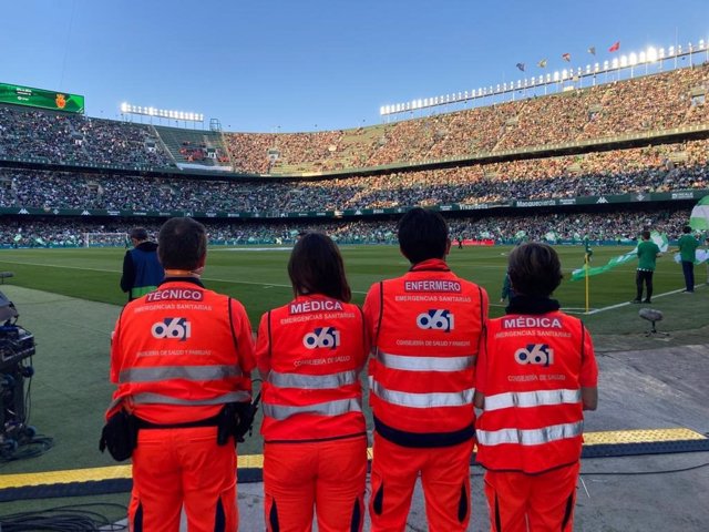 Voluntarios del 061, en un encuentro del Real Betis disputado en el Benito Villamarín, en una foto de archivo.