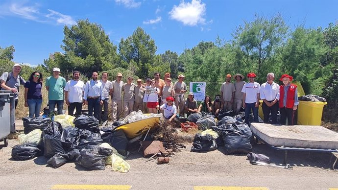 Archivo - Participantes de la jornada de limpieza de residuos en en área Biológica Crítica d emagaluf (Calvi).