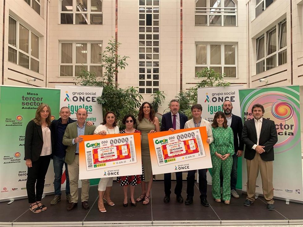 La consejera de Inclusión Social, Juventud, Familias e Igualdad, Loles López, participa en la presentación del cupón de la ONCE del 12 de junio.