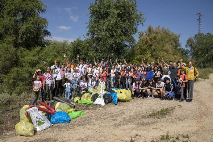 Liberadores de basuraleza durante la camapaña '1m2 contra la basuraleza' de proyecto LIBERA, la iniciativa ambiental de Ecoembes y SEO/BirdLife.