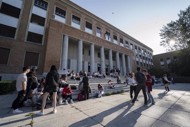 Un grupo de estudiantes frente a las puertas de la Facultad de Farmacia de la Universidad Complutense (UCM)