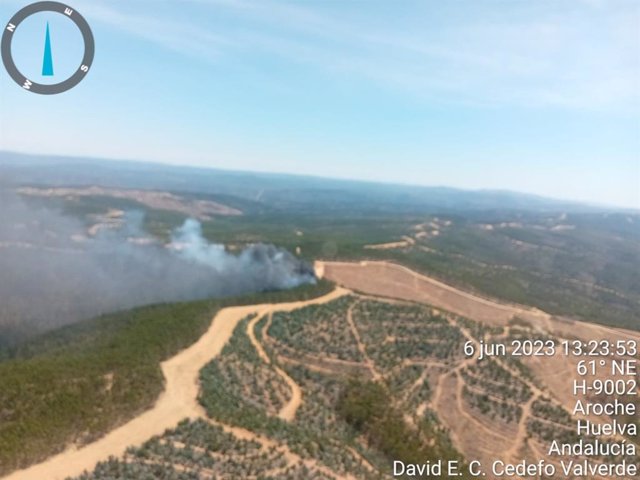 Efectivos del Infoca trabajan en un incendio forestal declarado en Cortegana (Huelva).