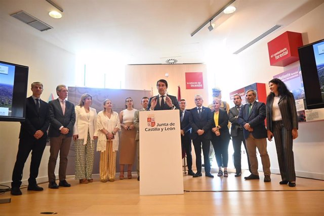 El consejero de Medio Ambiente, Vivienda y Ordenación del Territorio, Juan Carlos Suárez-Quiñones, durante su intervención ante los medios, acompañado de los delegados territoriales de la Junta.