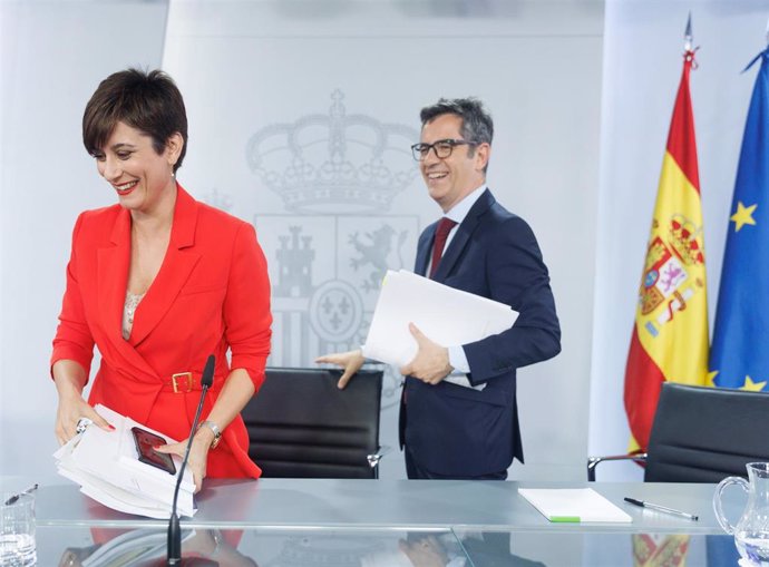 La ministra Portavoz y de Política Territorial, Isabel Rodríguez y el ministro de la Presidencia, Relaciones con las Cortes y Memoria Democrática, Félix Bolaños, durante una rueda de prensa posterior aL Consejo de Ministros, en el Palacio de La Moncloa.