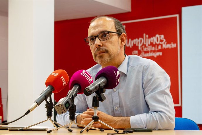 El secretario general de PSOE Guadalajara, Pablo Bellido, en rueda de prensa.