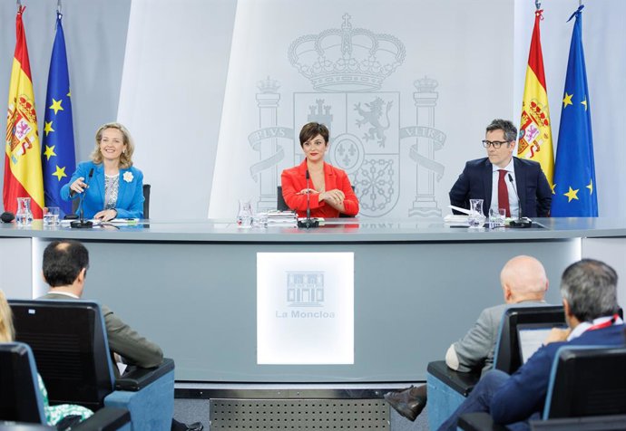 (I-D) La vicepresidenta primera y ministra de Asuntos Económicos y Transformación Digital, Nadia Calviño; la ministra Portavoz y de Política Territorial, Isabel Rodríguez y el ministro de la Presidencia, Relaciones con las Cortes y Memoria Democrática, 