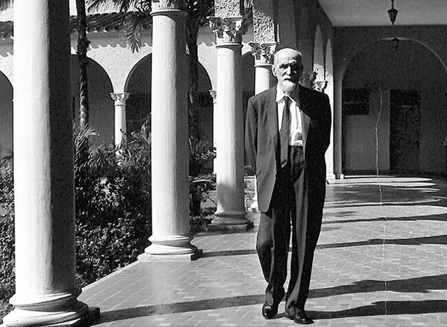 Juan Ramón Jiménez caminando por los pasillos de la Facultad de Humanidades de la Universidad de Puerto Rico en 1957.