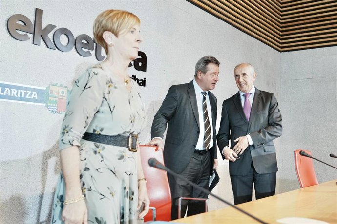 Los consejeros vascos Arantxa Tapia, Bingen Zupiria y Josu Erkoreka, tras el Consejo de Gobierno en Busturia.