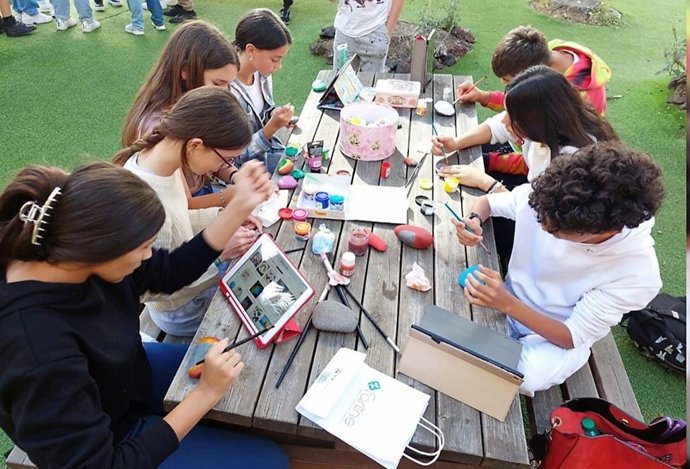 Un grupo de alumnos y alumnas participan en una de las actividades del concurso de Huertos Escolares