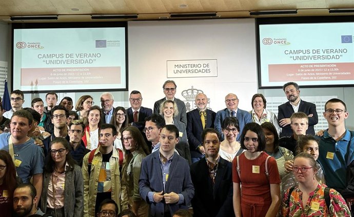 El ministro de Universidades, Joan Subirats; el director general de la Fundación ONCE, José Luis Martínez Donoso, y representantes de entidades sociales y privadas posan junto a varios alumnos participantes en 'UniDiversidad'.