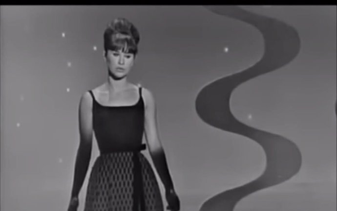 Astrud Gilberto durante una actuación de 'Chica de Ipanema'.