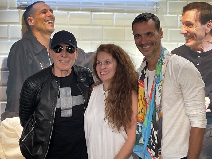 El actor Eusebio Poncela, la directora Carlota Ferrer y el actor y bailarín Igor Yebra, en la presentación de 'El beso de la mujer araña' en el Teatre Goya de Barcelona