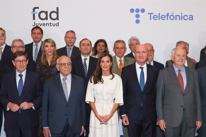Su Majestad la Reina con los asistentes a reunión del Patronato de la Fundación FAD Juventud, celebrada este 6 de junio en Madrid