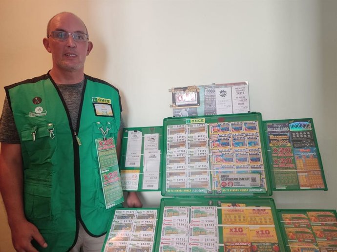 Didier Gómez, vendedor de la ONCE desde 2021, da un premio con el Rasca X20
