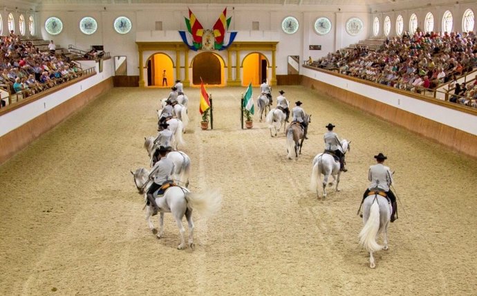 Archivo - Espectáculo en la Real Escuela de Arte Ecuestre en Jerez.