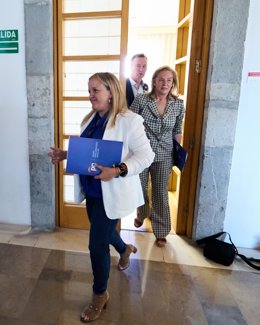 (I-D) La presidenta del Partido Popular de Cantabria, María José Sáenz de Buruaga; la diputada del PP Isabel Urrutia y el portavoz del PP en el Parlamento de Cantabria, Íñigo Fernández, a su llegada a una reunión con el PRC en el Parlamento regional, a 
