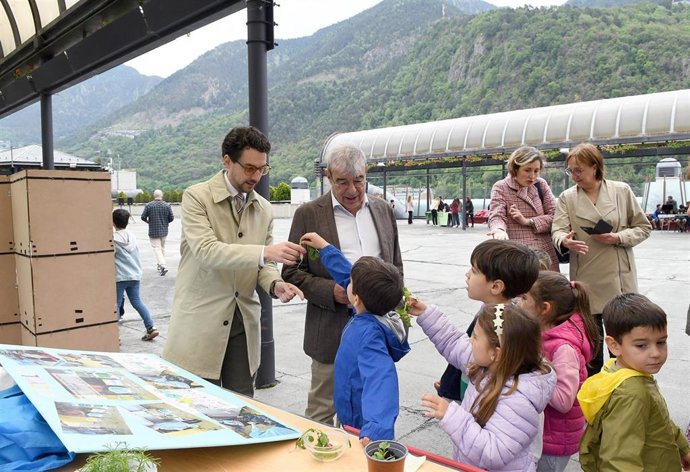 Los ministros se interesan por unos de los proyectos presentados en el Foro Escuelas Verdes