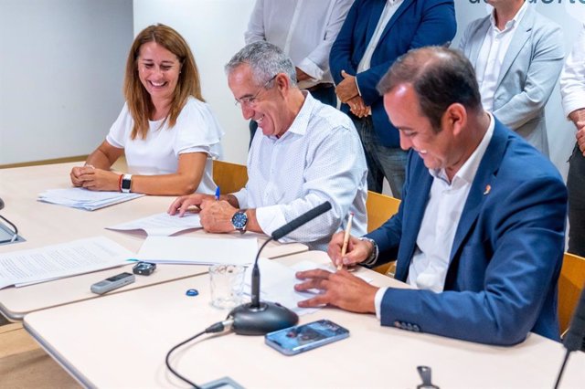 Lola García, Mario Cabrera y Blas Acosta firman un acuerdo para garantizar la gobernabilidad de Fuerteventura
