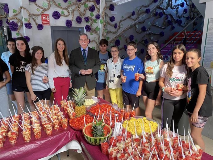 El delegado territorial de Desarrollo Educativo y Formación Profesional de la Junta en Córdoba, José Francisco Viso, en una visita a un instituto de la provincia.