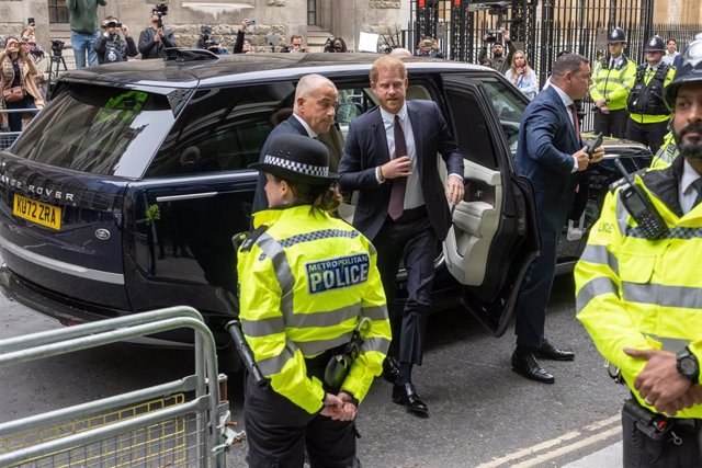 El príncipe Enrique llega al tribunal de Londres que examina su denuncia contra los medios