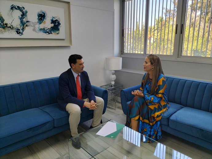 El presidente del Puerto de Huelva, Alberto Santana, ha mantenido este martes un encuentro con la delegada de la Junta de Andalucía en Huelva, Bella Verano.