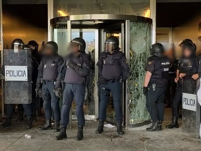 Policías custodiando la entrada de la Delegación de la Junta en Salamanca tras los altercados