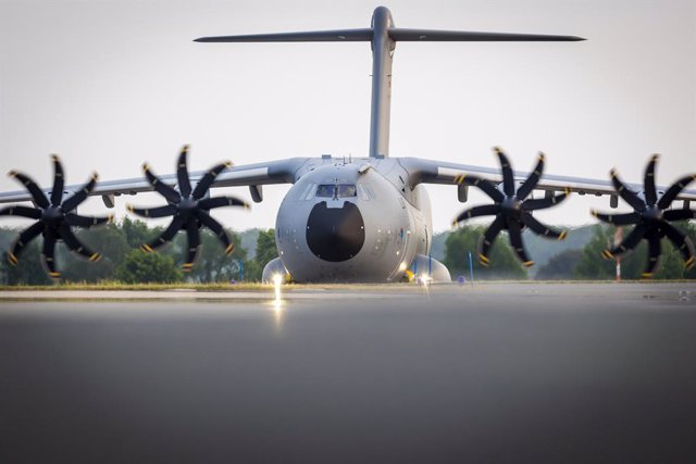 24 May 2023, Lower Saxony, Wunstorf: An Airbus A400M transport aircraft of the German Air Force lands at Wunstorf Air Base, carrying soldiers return from the earthquake zone in Turkey. Photo: Moritz Frankenberg/dpa
