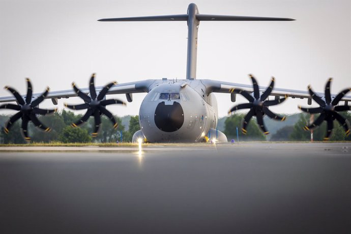 24 May 2023, Lower Saxony, Wunstorf: An Airbus A400M transport aircraft of the German Air Force lands at Wunstorf Air Base, carrying soldiers return from the earthquake zone in Turkey. Photo: Moritz Frankenberg/dpa