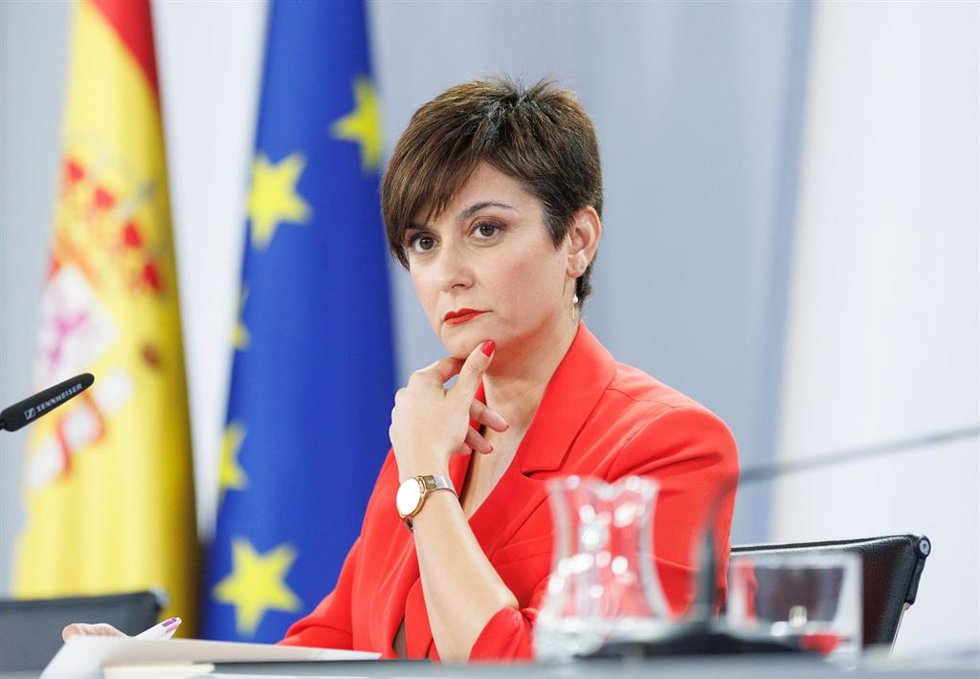 La vicepresidenta primera y ministra de Asuntos Económicos y Transformación Digital, Nadia Calviño, bebe agua durante una rueda de prensa posterior a la reunión del Consejo de Ministros, en el Palacio de La Moncloa, a 6 de junio de 2023, en Madrid.