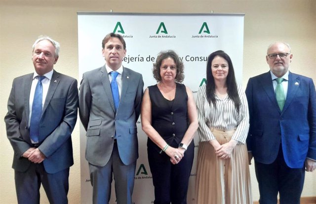 La consejera de Salud y Consumo, Catalina García, en un encuentro con el Ilustre Colegio de Podólogos de Andalucía.