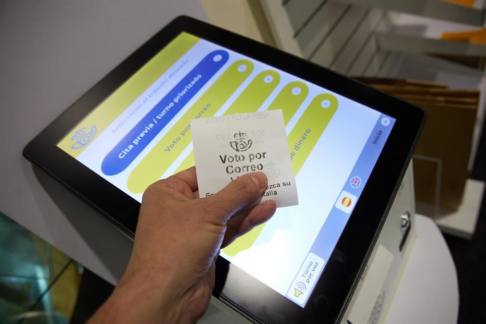Una persona con un ticket de voto por correo en la oficina de Correos de Cibeles, a 1 de junio de 2023, en Madrid (España). 