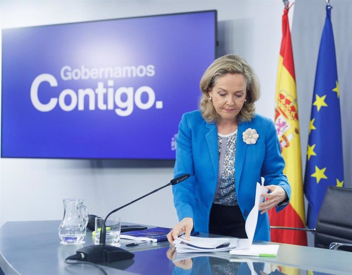 La vicepresidenta primera y ministra de Asuntos Económicos y Transformación Digital, Nadia Calviño, a su salida de una rueda de prensa posterior a la reunión del Consejo de Ministros, en el Palacio de La Moncloa, a 6 de junio de 2023, en Madrid (España)