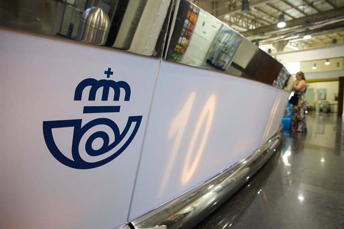 Vista de uno de los mostradores de la oficina de Correos de Cibeles, a 1 de junio de 2023, en Madrid (España). La solicitud de voto por correo puede realizarse en todas las oficinas de Correos de España. Esta petición debe ser realizada personalmente po