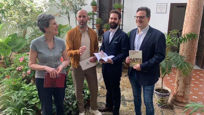 El delegado de Turismo, Cultura y Deporte de la Junta, Eduardo Lucena (izda.), en la presentación del libro electrónico 'Manchas de tinta y vino.
