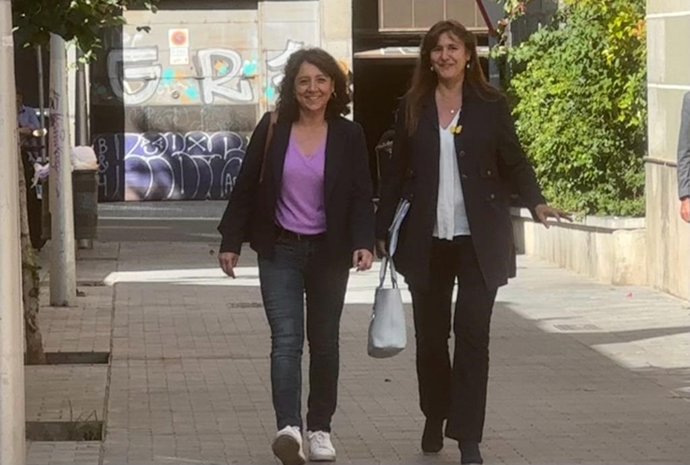 La presidenta de Junts, Laura Borrs, con la vicepresidenta del partido y alcaldesa en funciones de Vic (Barcelona), Anna Erra