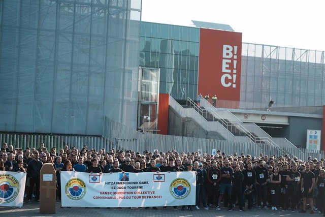 Un grupo de ertzaintzas vestidos de luto protestan ante la entrada de Bilbao Exhibition Centre (BEC) donde se realizan las pruebas de acceso a la Ertzaintza y Policía Local, a 3 de junio de 2023, en Barakaldo, Vizcaya, País Vasco (España). Convocada por l