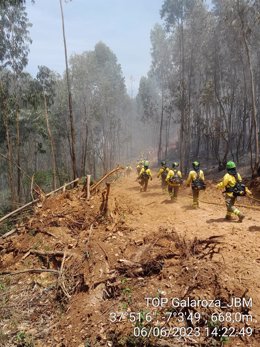 Efectivos del infoca trabjan en las labores de extinción del incendio declarado en el paraje La Madroña en Aroche.