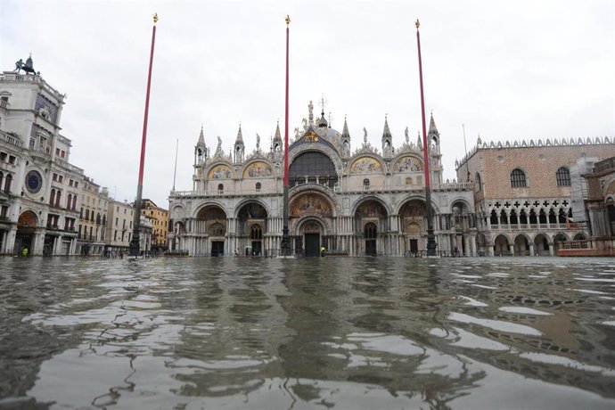 Archivo - 08 December 2020, Italy, Venice: Ageneral view shows the St. Marks square flooded following heavy rains, as Venice's flood barriers MOSE (Experimental Electromechanical Module) were not raised. Photo: Anteo Marinoni/LaPresse via ZUMA Press/dpa