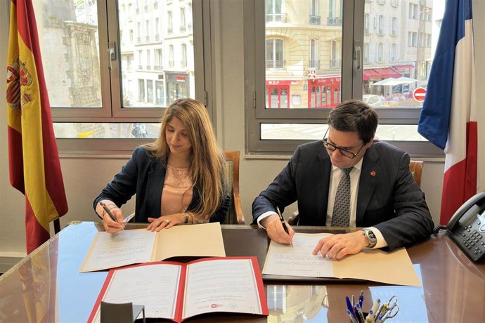 Areeba Rehman, delegada del G20 YEA, y Ruben Sans, vicepresidente de la patronal, presidente de la Asociación de Jóvenes Empresarios de Catalunya (AIJEC) y presidente de la nueva delegación española en el G20 YEA.