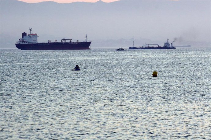 Archivo - Tráfico marítimo en el Estrecho de Gibraltar (Foto de archivo).