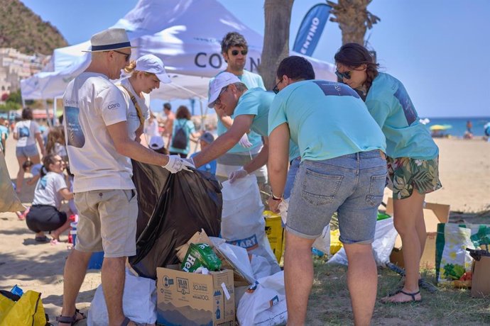 Archivo - Jornada de recogida de residuos en el medio natural por parte de empleados de Cosentino.