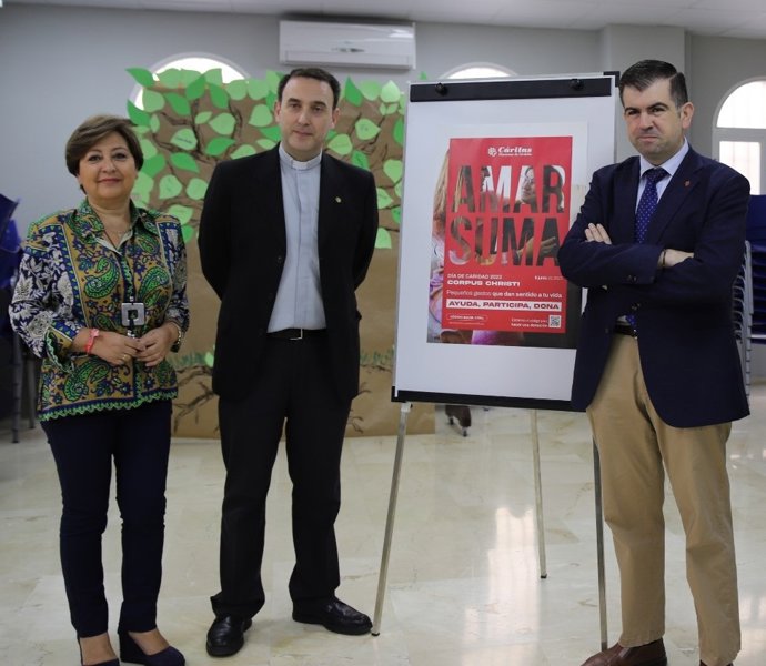 Cabello (centro), entre Ramírez y Ruiz, en la presentación de la memoria anual de Cáritas correspondiente a 2022.