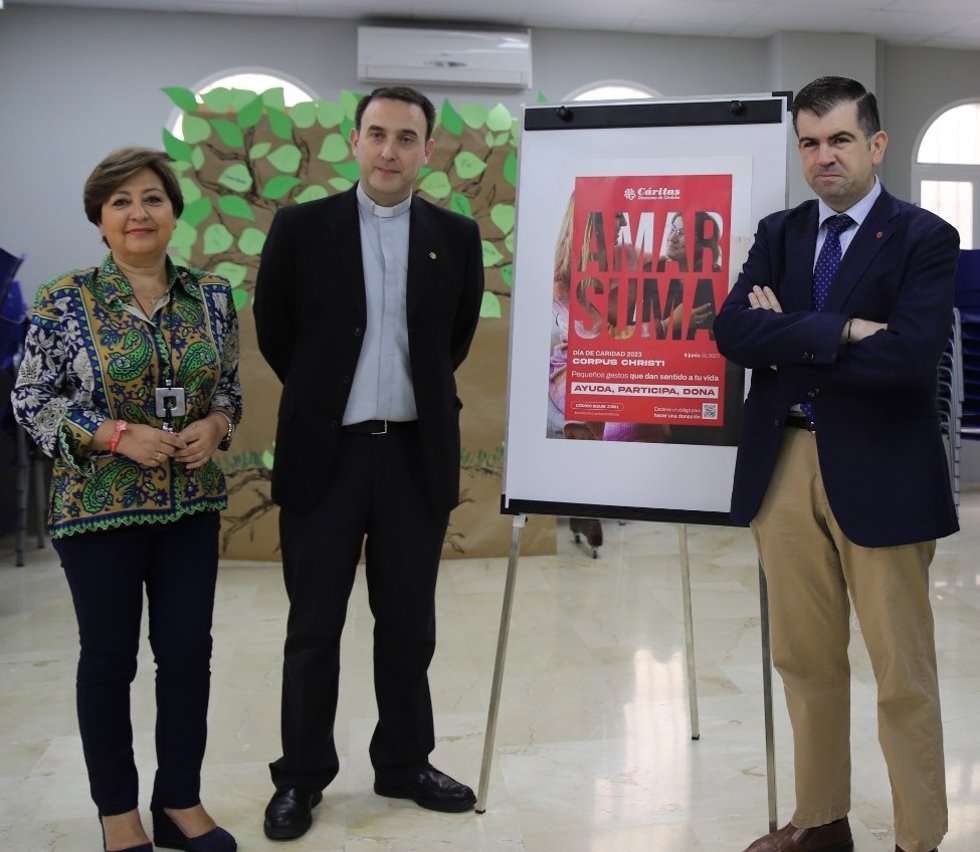 Cabello (centro), entre Ramírez y Ruiz, en la presentación de la memoria anual de Cáritas correspondiente a 2022.